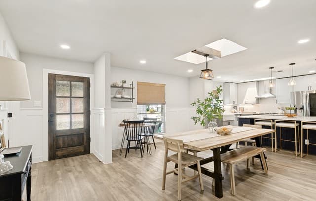 5-bedroom rental at 102 Silver Spgs in Universal City, TX — photo 4