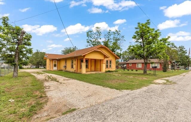 3-bedroom rental at 1408 8th St in Floresville, TX — photo 2
