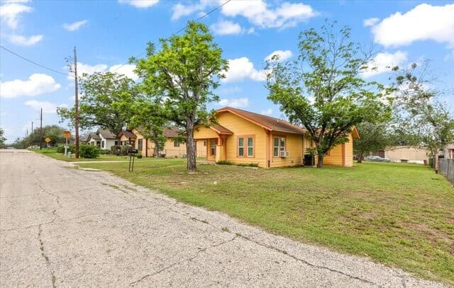 3-bedroom rental at 1408 8th St in Floresville, TX — photo 3