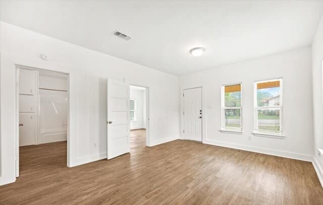 3-bedroom rental at 1408 8th St in Floresville, TX — photo 5