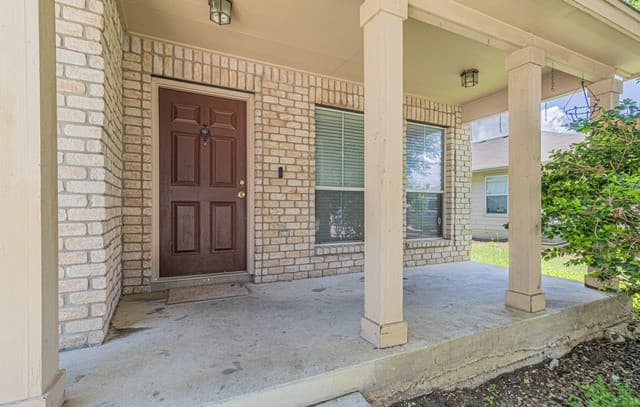 4-bedroom rental at 326 Diana Dr in Converse, TX — photo 2