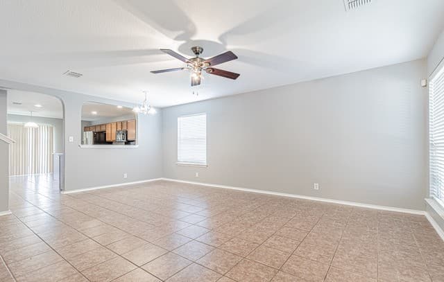 4-bedroom rental at 326 Diana Dr in Converse, TX — photo 4