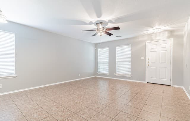 4-bedroom rental at 326 Diana Dr in Converse, TX — photo 5