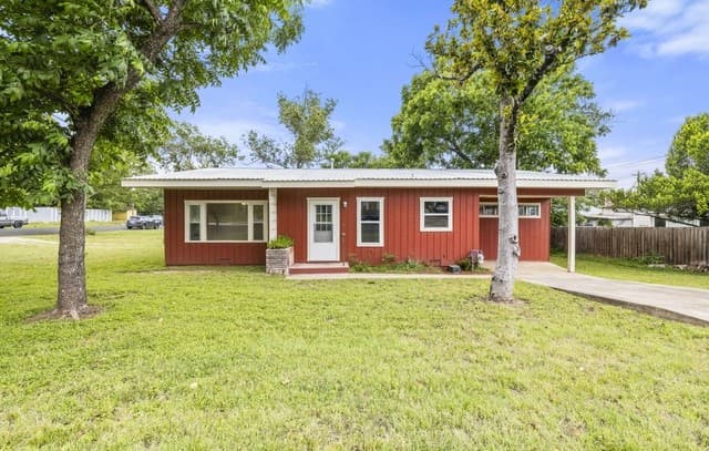 3-bedroom rental at 304 W Live Oak St in Fredericksburg, TX — photo 1