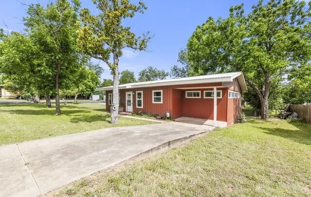3-bedroom rental at 304 W Live Oak St in Fredericksburg, TX — photo 2
