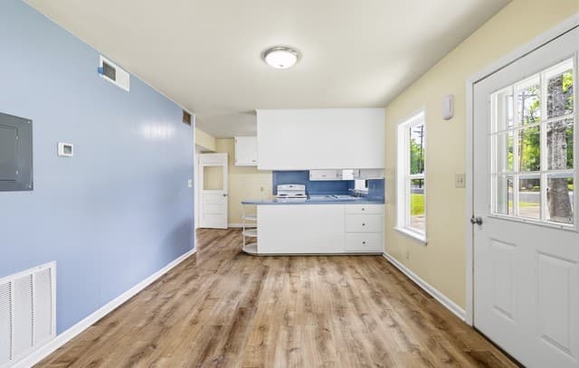 3-bedroom rental at 304 W Live Oak St in Fredericksburg, TX — photo 3