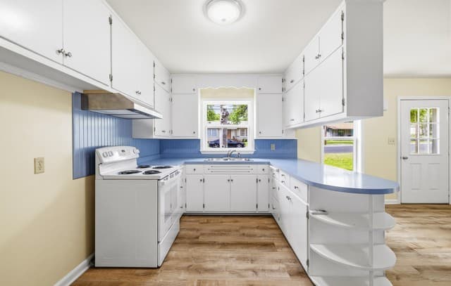 3-bedroom rental at 304 W Live Oak St in Fredericksburg, TX — photo 4