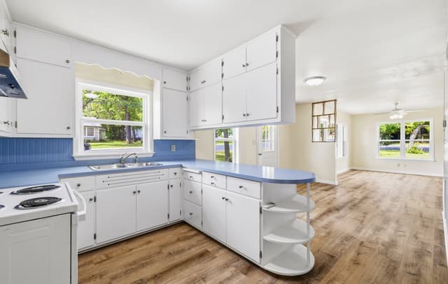 3-bedroom rental at 304 W Live Oak St in Fredericksburg, TX — photo 5