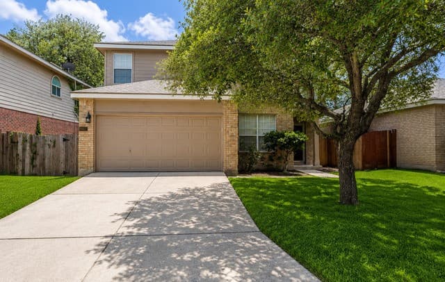 3-bedroom rental at 9227 Foxgrove Way in San Antonio, TX — photo 2