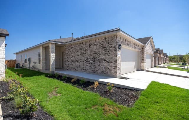 3-bedroom rental at 5510 Cibolo Pass Unit 1 in Converse, TX — photo 2