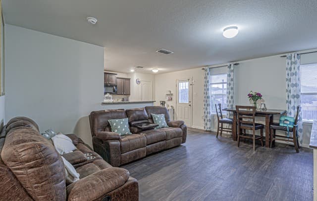 3-bedroom rental at 2831 Lavender Mdw in San Antonio, TX — photo 3