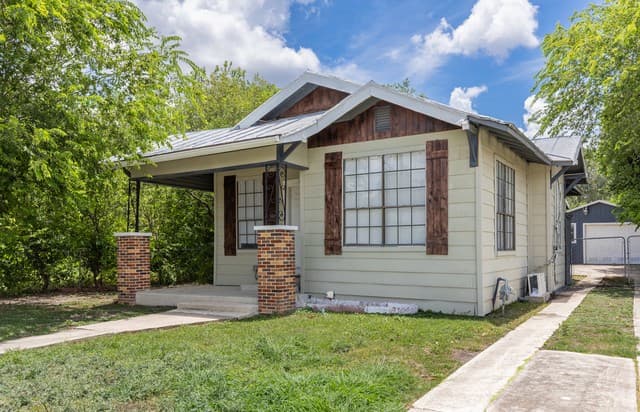 2-bedroom rental at 706 Canton in San Antonio, TX — photo 2