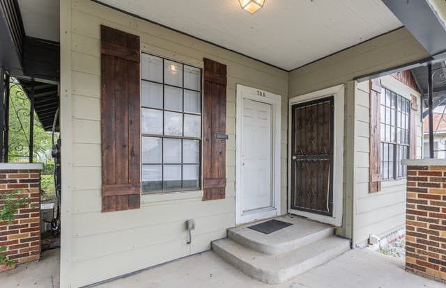 2-bedroom rental at 706 Canton in San Antonio, TX — photo 4