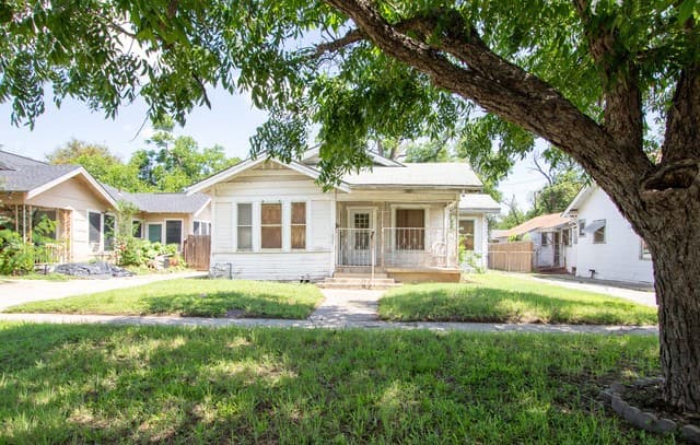 3-bedroom rental at 1237 Denver Blvd in San Antonio, TX — photo 2
