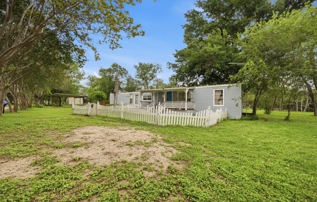 3-bedroom rental at 10970 Pearsall Rd in Atascosa, TX — photo 2
