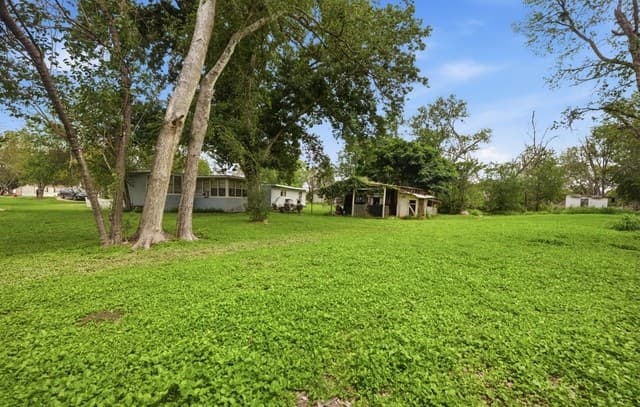 3-bedroom rental at 10970 Pearsall Rd in Atascosa, TX — photo 4