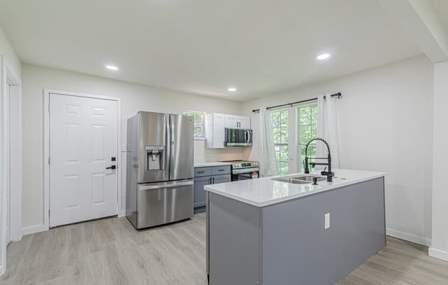 3-bedroom rental at 326 Victor St in San Antonio, TX — photo 4