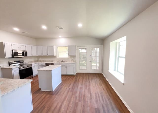 3-bedroom rental at 668 Lynx Mtn in San Antonio, TX — photo 2