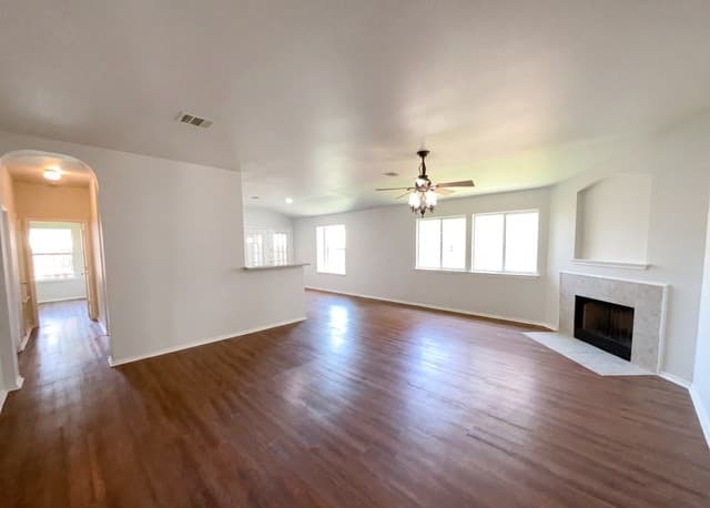 3-bedroom rental at 668 Lynx Mtn in San Antonio, TX — photo 3