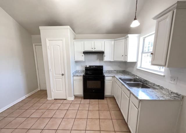 Home for sale at 236 Lawton St in San Antonio, TX — photo 2