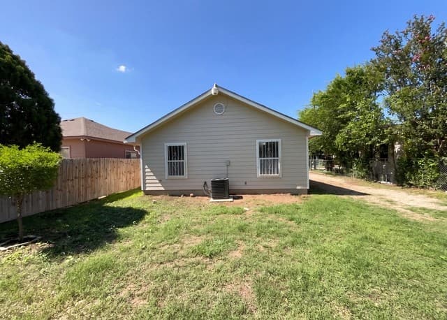 Home for sale at 236 Lawton St in San Antonio, TX — photo 5