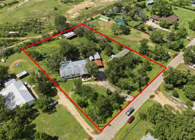 4-bedroom rental at 357 Dallas St in Bandera, TX — photo 3