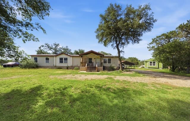 4-bedroom rental at 357 Dallas St in Bandera, TX — photo 5