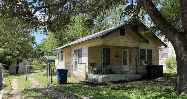 2-bedroom rental at 1218 Kayton Ave in San Antonio, TX — photo 2