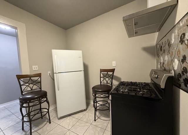 2-bedroom rental at 1615 Nolan Unit A in San Antonio, TX — photo 5