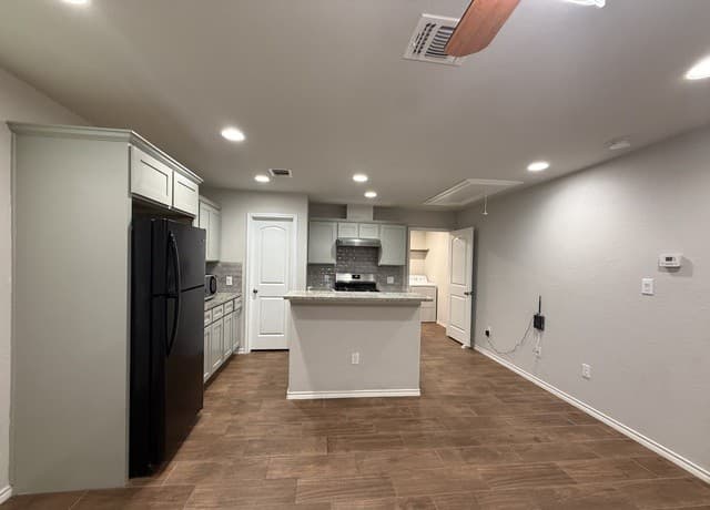 1-bedroom rental at 1615 Nolan in San Antonio, TX — photo 4