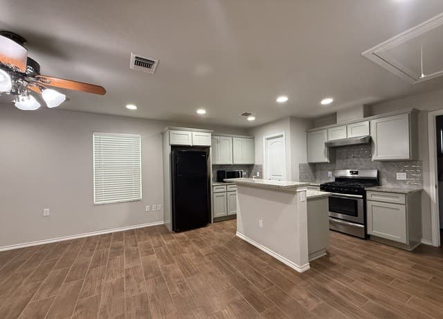 1-bedroom rental at 1615 Nolan in San Antonio, TX — photo 5