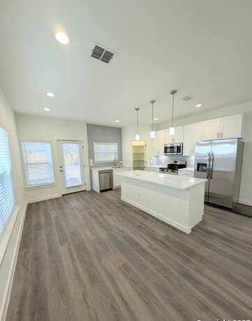 3-bedroom rental at 627 Essex St in San Antonio, TX — photo 3