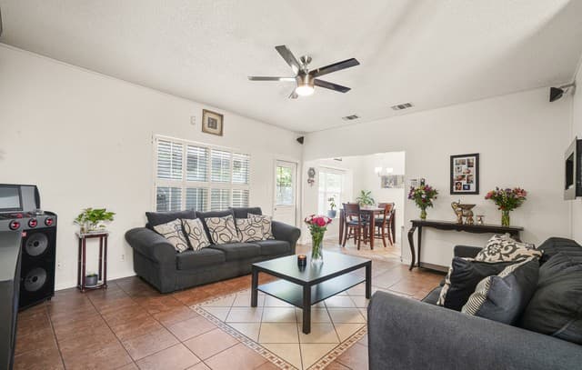 3-bedroom rental at 9259 Ridge Breeze in San Antonio, TX — photo 5