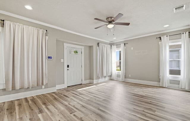 3-bedroom rental at 1629 W Woodlawn in San Antonio, TX — photo 3
