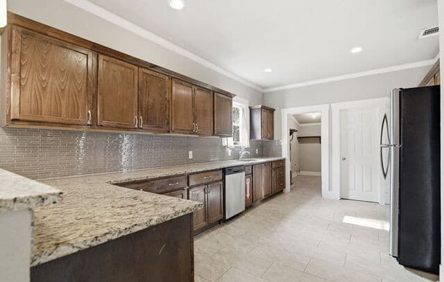 3-bedroom rental at 1629 W Woodlawn in San Antonio, TX — photo 5