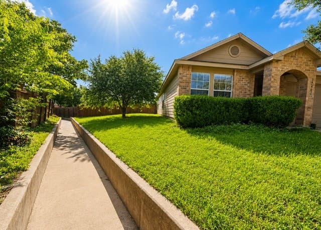 4-bedroom rental at 27006 Rustic Star in San Antonio, TX — photo 2