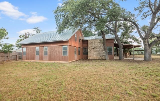 4-bedroom rental at 604 N Cherry St in Fredericksburg, TX — photo 3