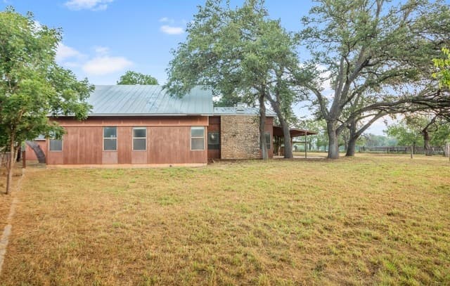 4-bedroom rental at 604 N Cherry St in Fredericksburg, TX — photo 4