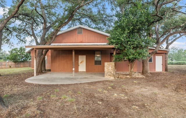 4-bedroom rental at 604 N Cherry St in Fredericksburg, TX — photo 5