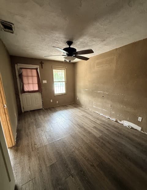 2-bedroom rental at 2412 Potosi St in San Antonio, TX — photo 2