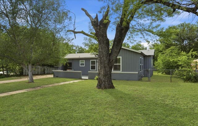 2-bedroom rental at 221 Balcones Heights Rd in Balcones Heights, TX — photo 2