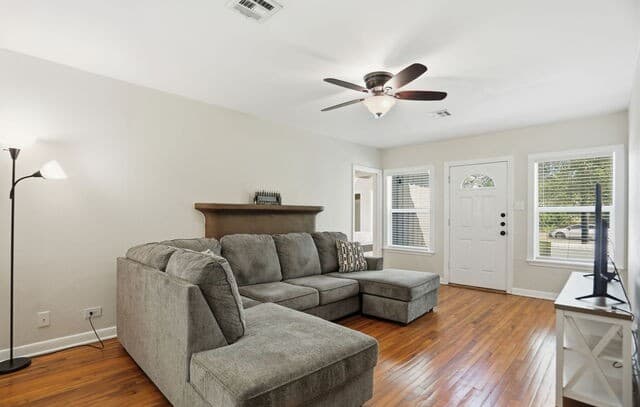 2-bedroom rental at 221 Balcones Heights Rd in Balcones Heights, TX — photo 4