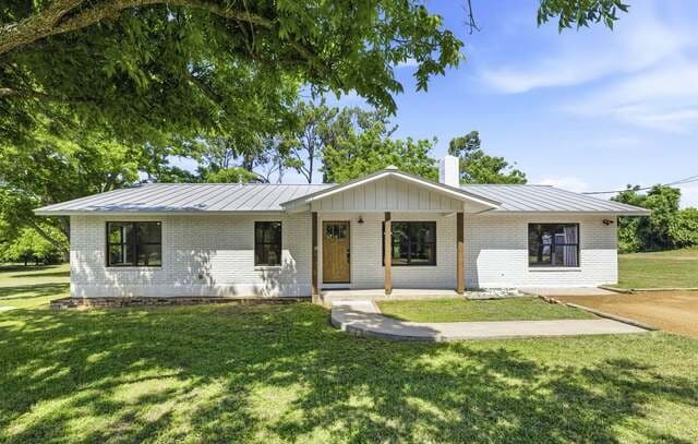4-bedroom rental at 125 W Lower Crabapple Rd in Fredericksburg, TX — photo 1