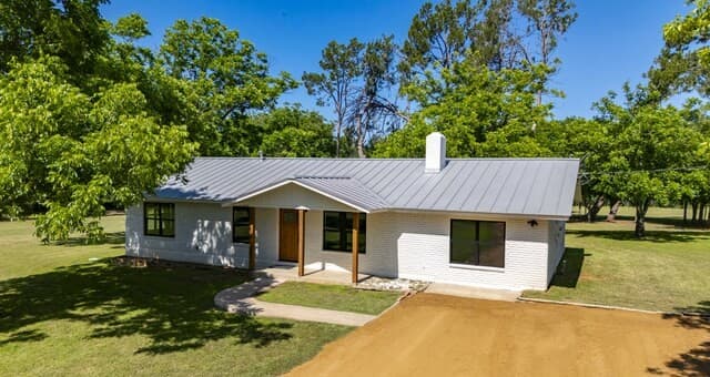 4-bedroom rental at 125 W Lower Crabapple Rd in Fredericksburg, TX — photo 2