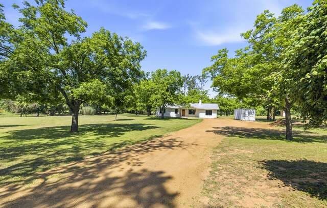 4-bedroom rental at 125 W Lower Crabapple Rd in Fredericksburg, TX — photo 3