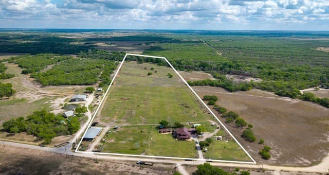 5-bedroom rental at 165 Pr 8250 in Kenedy, TX — photo 2