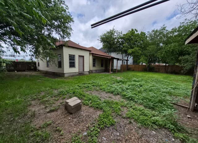 4-bedroom rental at 119 E Drexel Ave in San Antonio, TX — photo 1