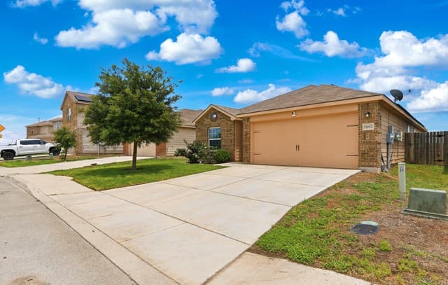 3-bedroom rental at 15022 Silver Tree Cv in Von Ormy, TX — photo 3