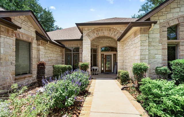 4-bedroom rental at 14006 French Park in Helotes, TX — photo 5