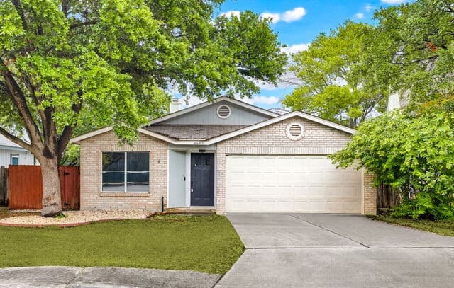 3-bedroom rental at 4543 Stradford Pl in San Antonio, TX — photo 1